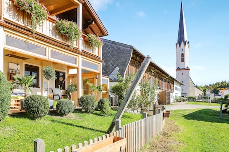 Außenbereich. Ferienwohnung „Parzinger“ nahe Chiemsee mit Bergblick & Balkon