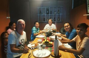 Phục vụ bữa sáng, bữa tối và bữa sáng muộn cuối tuần 