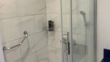 Appartement Luxe, vue mer | Salle de bain | Douche, sĂšche-cheveux, serviettes fournies
