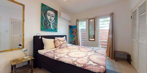 1 chambre, fer et planche à repasser