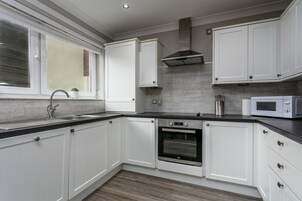 Refrigerador con freezer, microondas, horno, placa de cocina