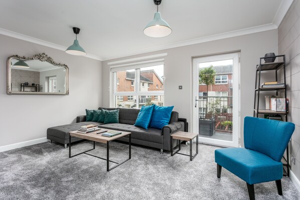 Classic-huoneisto, 2 makuuhuonetta, tupakointi kielletty | Oleskelualue | Taulutelevisio