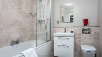 Appartamento Classic, 2 camere da letto, non fumatori | Bagno | Vasca e doccia separate, asciugamani, sapone