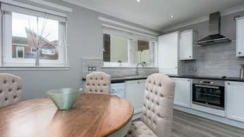 Klassiek appartement, 2 slaapkamers, niet-roken | Privékeuken | Een koelkast met diepvriezer, een microgolfoven, een oven, een kookplaat