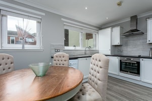 Classic-huoneisto, 2 makuuhuonetta, tupakointi kielletty | Yksityinen keittiö | Täysikokoinen jääkaappi, mikroaaltouuni, uuni, liesi