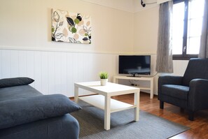 Cottage, 2 Bedrooms (4 Adults) | Living room