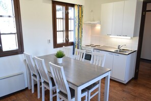 Småhus, 3 soverom, badstue (6 Adults) | Spiseområde på rommet