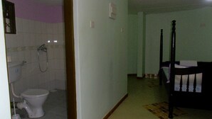 Kamer, 1 twee- of 2 eenpersoonsbedden | Een bureau, beddengoed