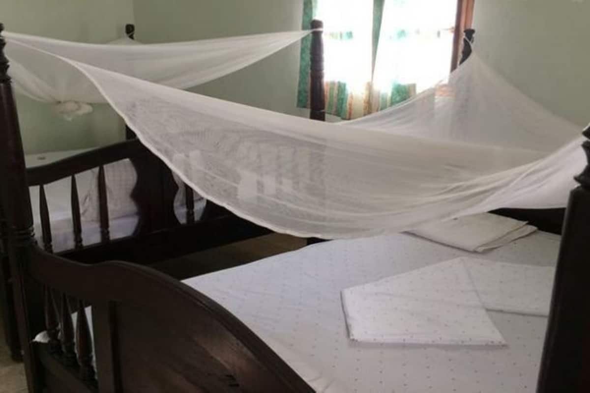 Escritorio y ropa de cama