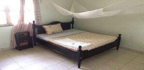 Single Room | Desk, bed sheets - Kichi Resort (Soroti)