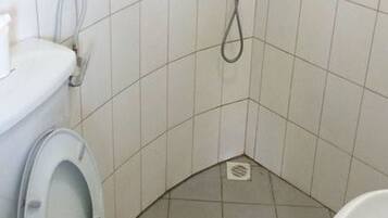 Habitación individual | Baño | Regadera, toallas, jabón, papel de baño
