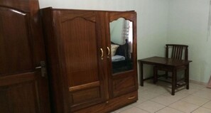 غرفة مزدوجة أو بسريرين منفصلين | مكتب وملاءات أسرّة
