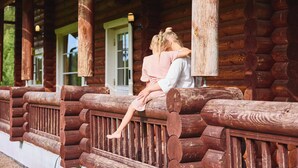 A log cabin with a porch and a wooden railing. - Serena Villas (Espoo)