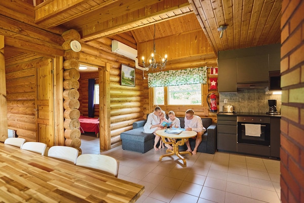 Huvila, 2 makuuhuonetta, sauna (11 Adults) | Yksityinen keittiö | Täysikokoinen jääkaappi, mikroaaltouuni, uuni, liesi
