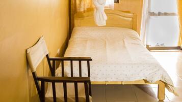 Quarto luxo, 1 cama de solteiro | Escrivaninha, espaço de trabalho para notebook, roupa de cama