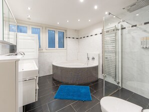 Baignoire, sèche-cheveux, bidet, serviettes fournies