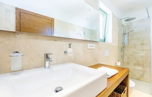 Dusche, Haartrockner, Handtücher, Toilettenpapier