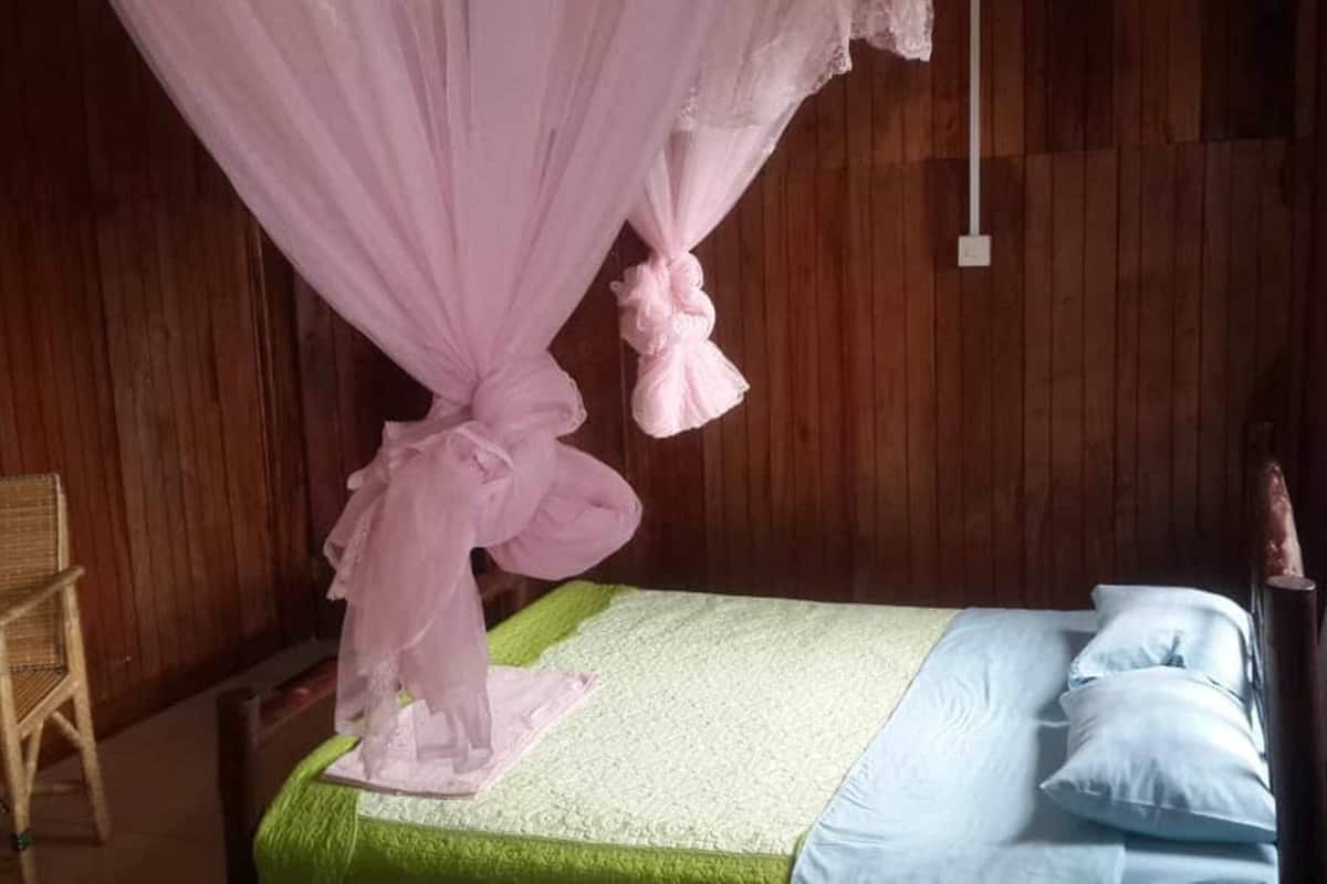 Escritorio, wifi gratis y ropa de cama