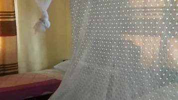 Escritorio, wifi gratis, ropa de cama
