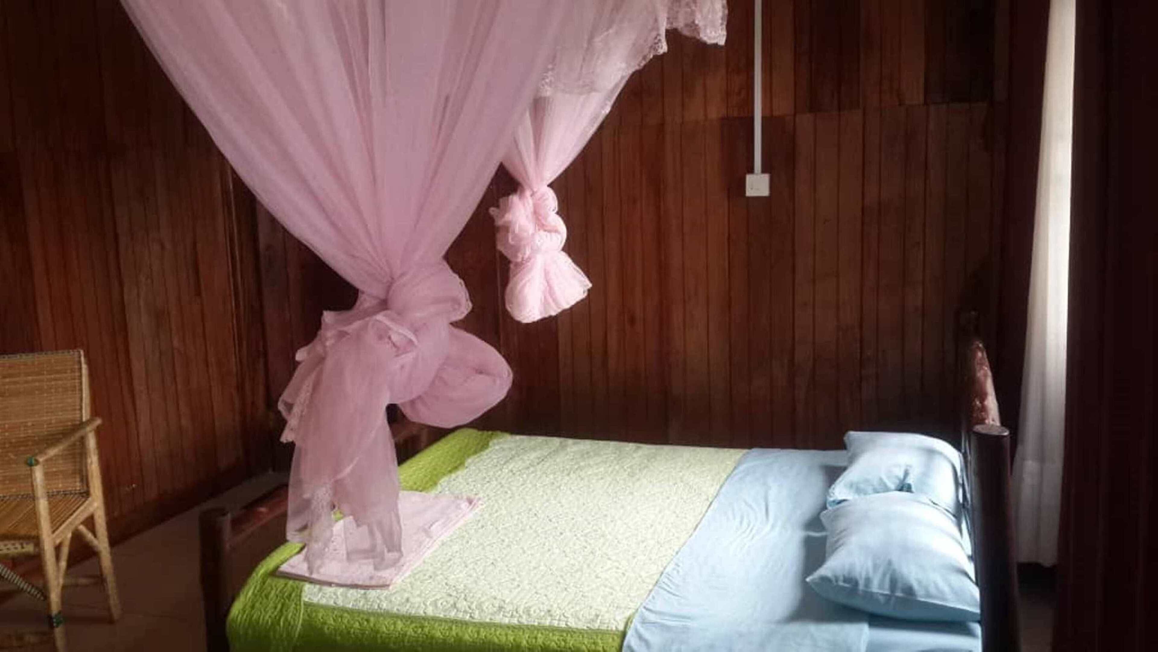 Desk, free WiFi, bed sheets