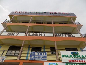 Vista frontal de la propiedad