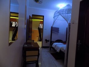 办公桌、笔记本电脑工作区、免费 WiFi、床单