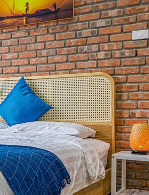 Individually decorated, individually furnished, desk, laptop workspace - Lua House Apartment (Da Nang)