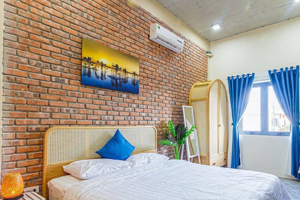 Deluxe Studio | Desk, laptop workspace, blackout drapes, WiFi (free)