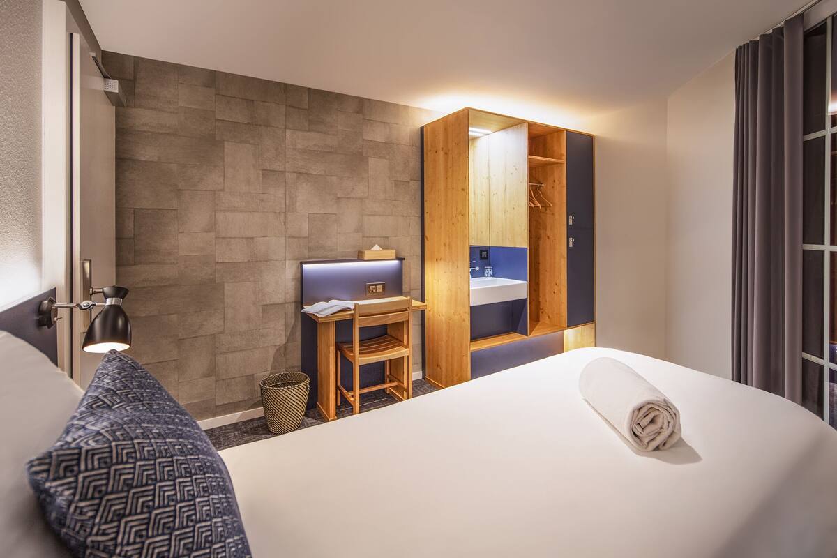 economy room, 1 single bed, shared bathroom (economy single room) | individually decorated, individually furnished, desk, blackout curtains