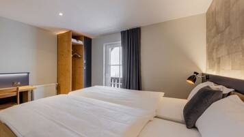 Room, 1 Double Bed, Mountain View (Comfort Double Room) | Individually decorated, individually furnished, desk, blackout drapes