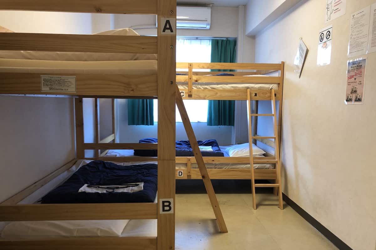 Un dormitorio con literas identificadas con las letras A, B, C y D.