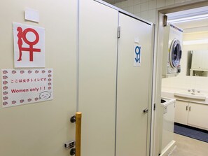 A women's restroom with a washing machine and a sink. - Guesthouse Shiawase Eki - Hostel (Fukuoka)