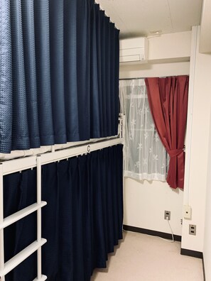 In-room safe, blackout curtains, free WiFi - Guesthouse Shiawase Eki - Hostel (Fukuoka)