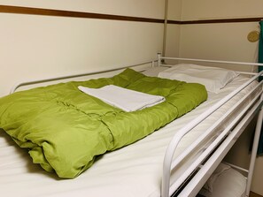 In-room safe, blackout curtains, free WiFi - Guesthouse Shiawase Eki - Hostel (Fukuoka)
