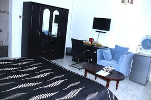 1 bedroom, desk, blackout curtains, soundproofing