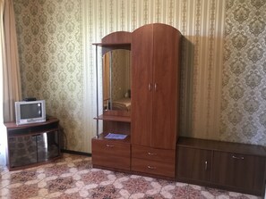 Quarto triplo standard | Ferros/tábuas de passar roupa, Wi-Fi de cortesia, roupa de cama