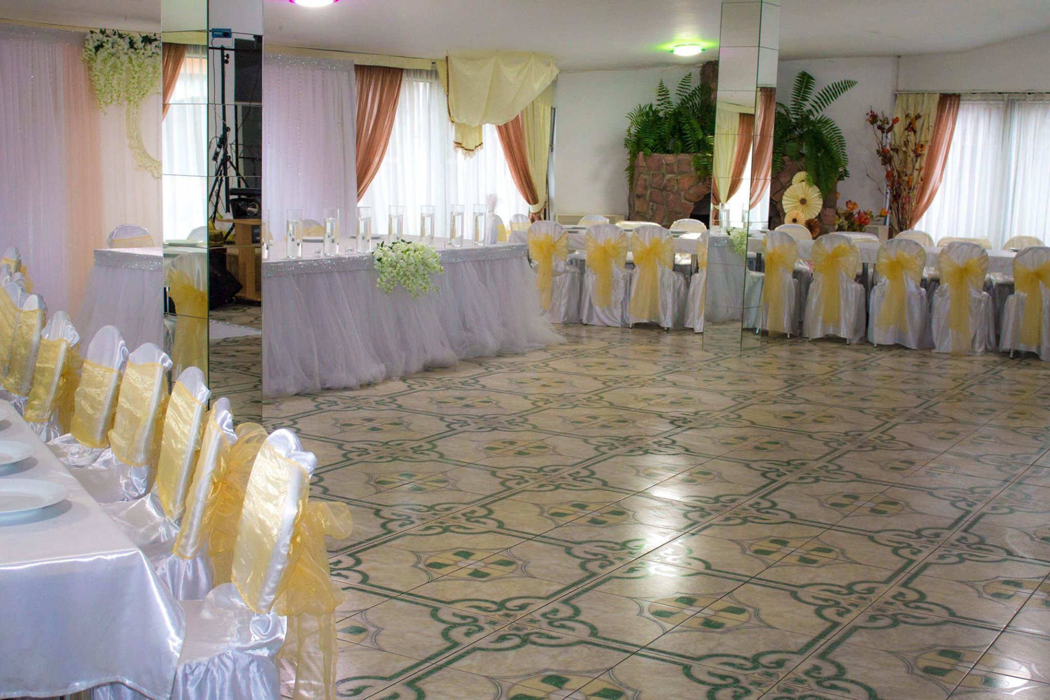 Breakfast and lunch served, Regional cuisine