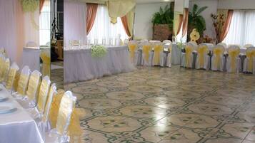 Breakfast and lunch served, Regional cuisine