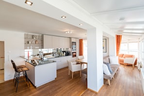 Panorama penthouse, 2 slaapkamers, terras, uitzicht op de stad | Gemeenschappelijke keuken | Een koelkast, een microgolfoven, een oven, een kookplaat