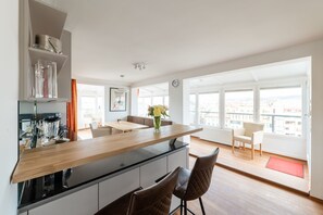 Penthouse có tầm nhìn toàn cảnh, 2 phòng ngủ, sân hiên, quang cảnh thành phố | Bếp chung | Tủ lạnh, lò vi sóng, lò nướng, bếp nấu 