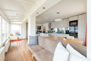Panorama penthouse, 2 slaapkamers, terras, uitzicht op de stad | Woonruimte | Flatscreentelevisie en vloerwarming