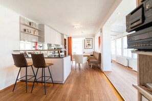 Penthouse có tầm nhìn toàn cảnh, 2 phòng ngủ, sân hiên, quang cảnh thành phố | Khu phòng khách | TV màn hình phẳng, sàn nhà có sưởi 