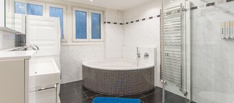 Sunny & Stylish 3 Bedroom Apartment, 20 min from city centre. 1st Floor.