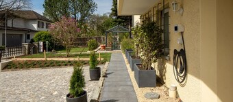 Sunny & Stylish 3 Bedroom Apartment, 20 min from city centre. 1st Floor.