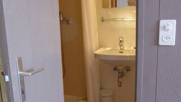 Shower, free toiletries, towels