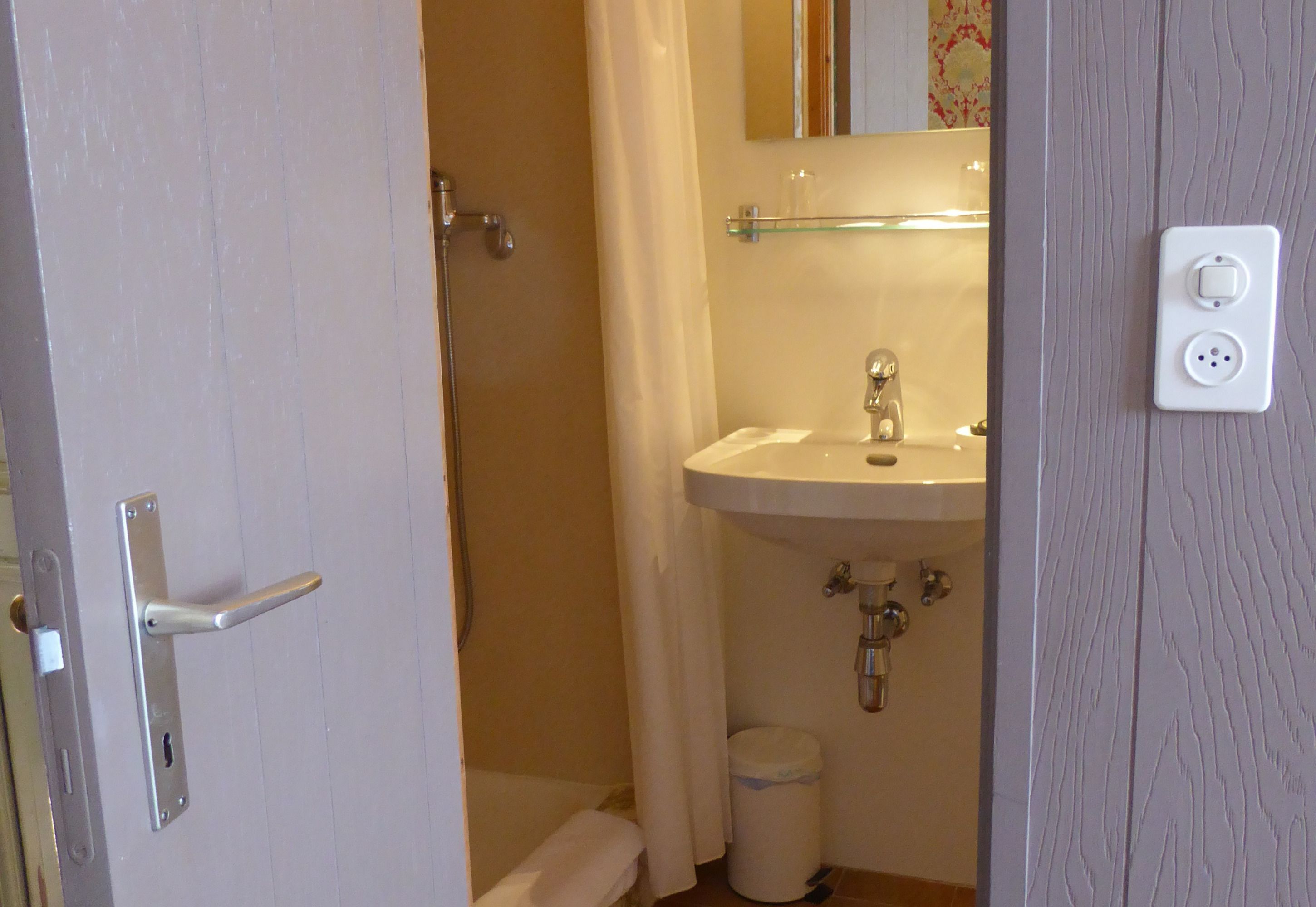 双人房 | 浴室 | 淋浴设施、免费洗浴用品、毛巾