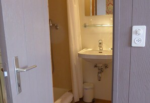 双人房 | 浴室 | 淋浴设施、免费洗浴用品、毛巾