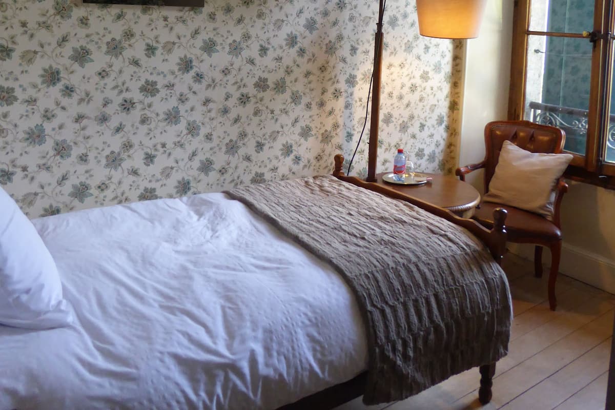 Business Single Room | Soundproofing, free WiFi, bed sheets