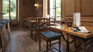 Un interior de madera con una mesa, sillas y un menú.