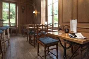 供应午餐和晚餐